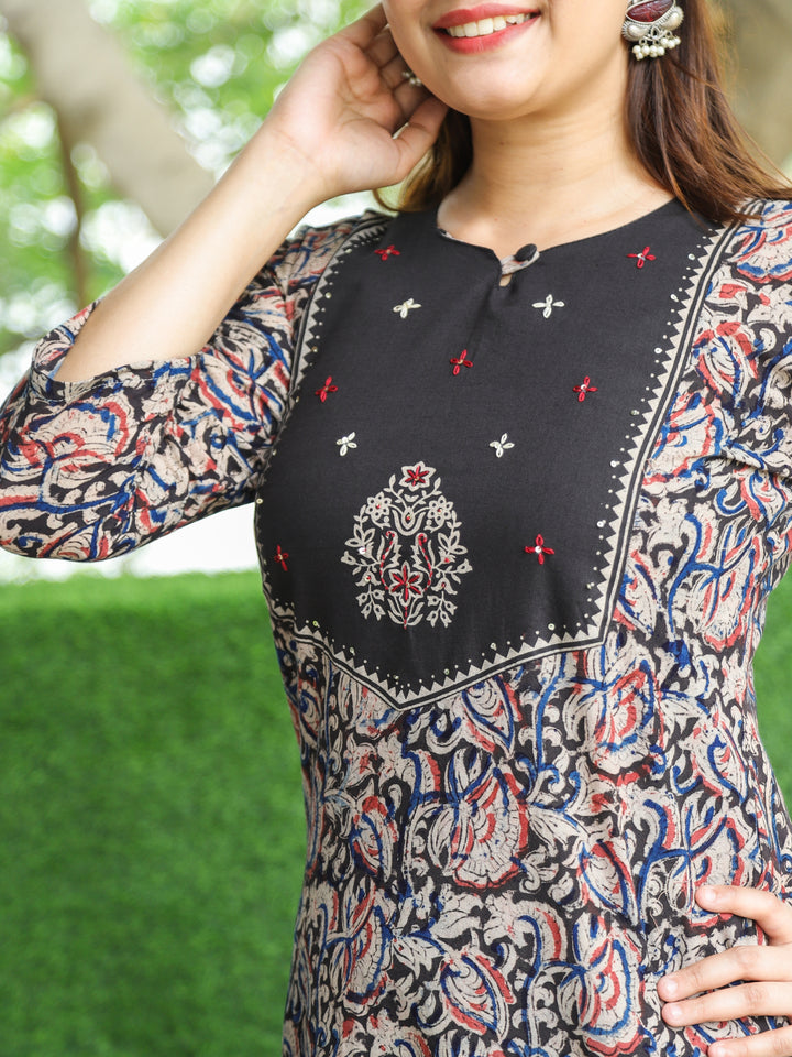 Sajni Faded Black Floral Thread Work Yoke with Kalamkari Printed Cotton 2 PIece Set