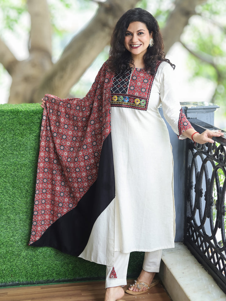 Kumkum Shell White Kutch Patch Mirror and Thread Embroidery Cotton 3 Piece Set