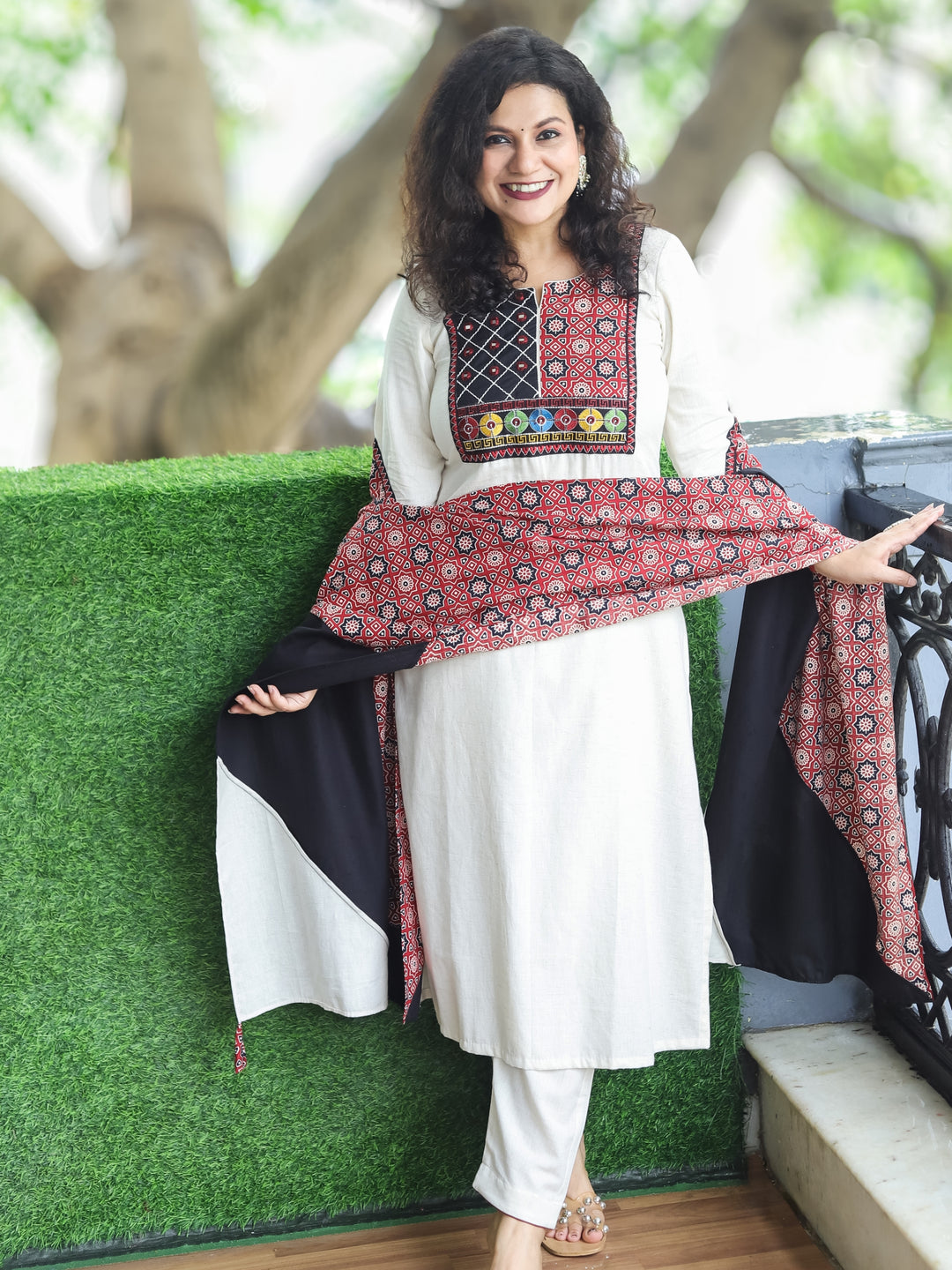 Kumkum Shell White Kutch Patch Mirror and Thread Embroidery Cotton 3 Piece Set
