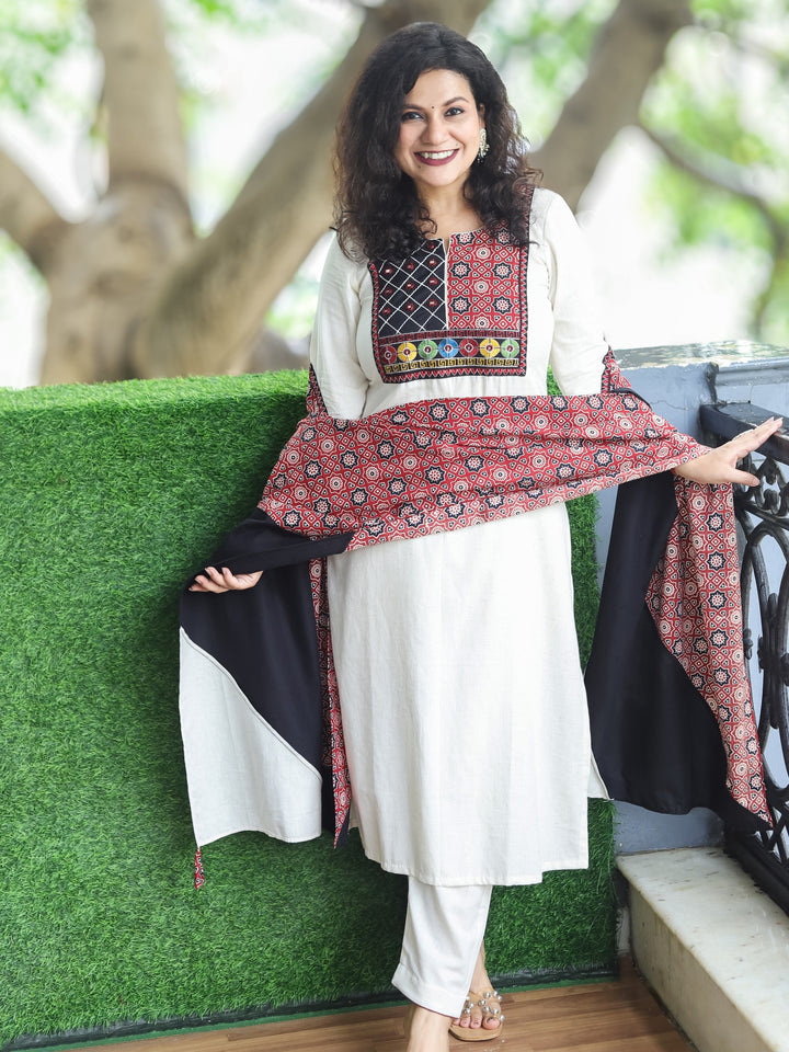 Kumkum Shell White Kutch Patch Mirror and Thread Embroidery Cotton 3 Piece Set