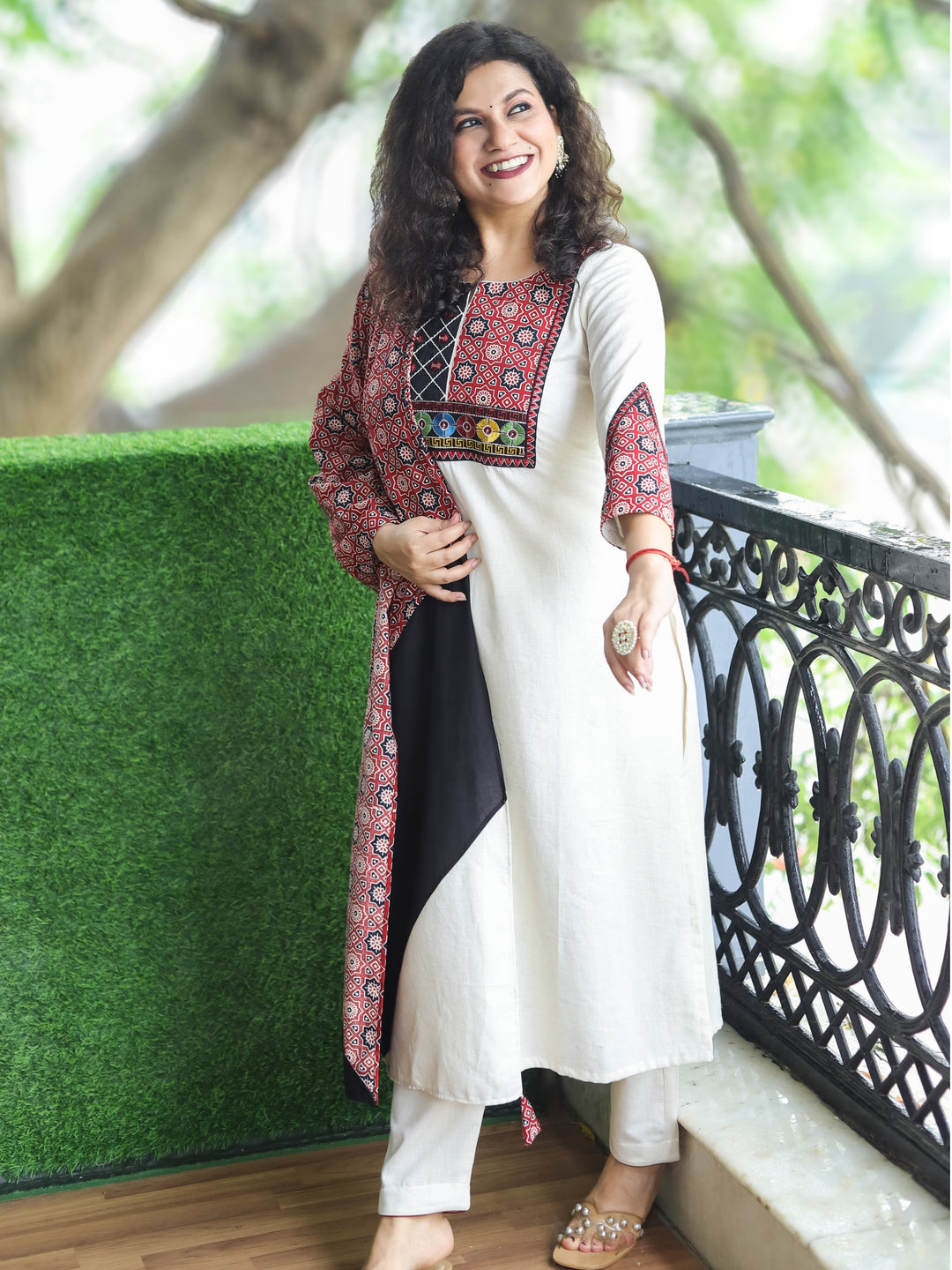 Kumkum Shell White Kutch Patch Mirror and Thread Embroidery Cotton 3 Piece Set