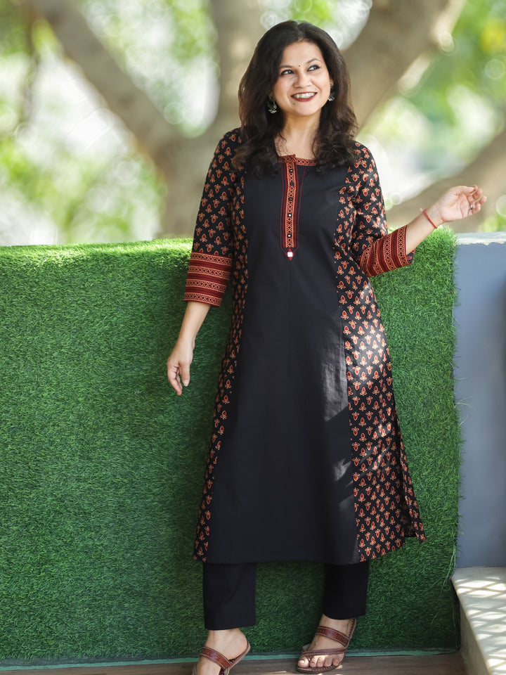 Kumari Oil Black Ban Collar Patch with Mirror In Panel Style Gamthi Print Cotton Kurti