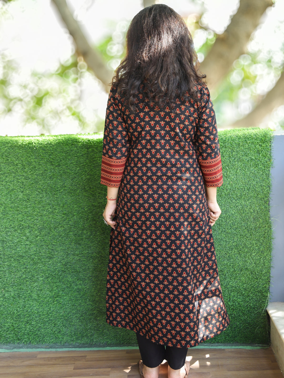 Kumari Oil Black Ban Collar Patch with Mirror In Panel Style Gamthi Print Cotton Kurti