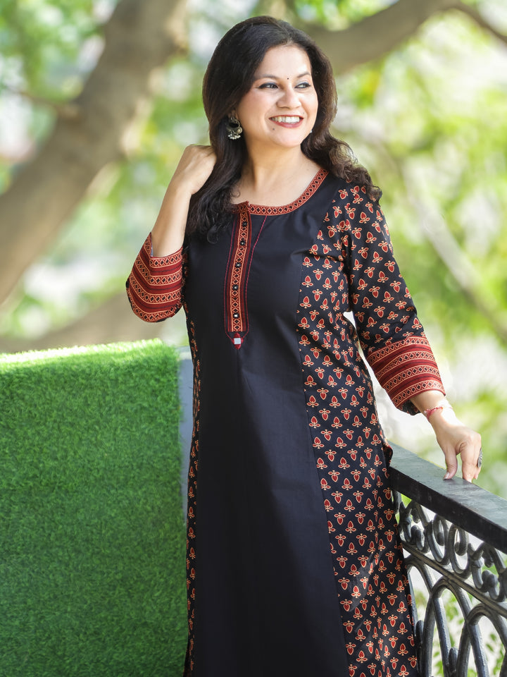 Kumari Oil Black Ban Collar Patch with Mirror In Panel Style Gamthi Print Cotton Kurti