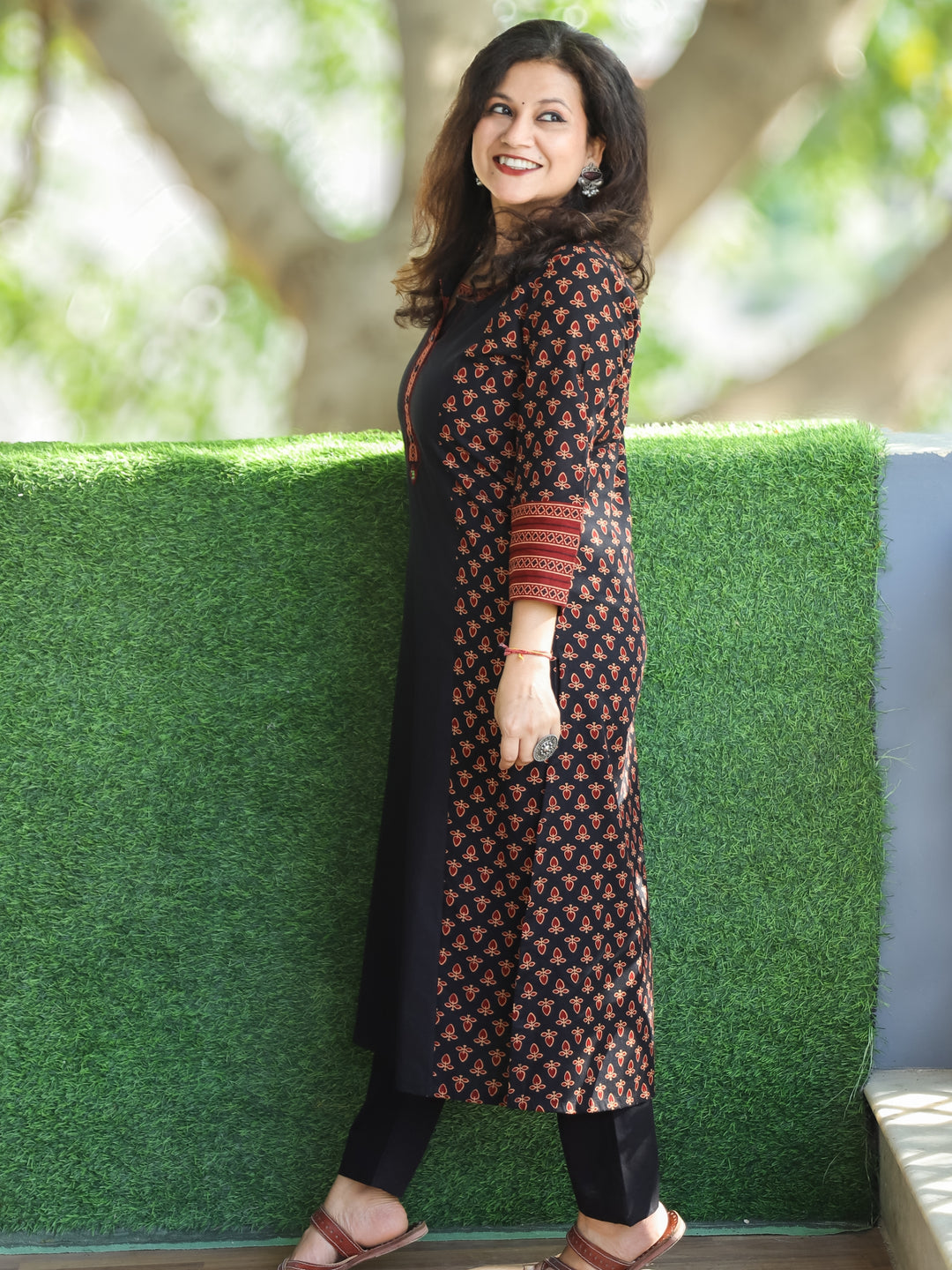 Kumari Oil Black Ban Collar Patch with Mirror In Panel Style Gamthi Print Cotton Kurti