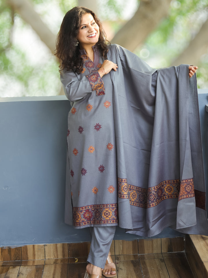 श्रीजा Slate Grey Ban Collar Kullu Thread Weaved Semi Pashmina Winter 3 Piece Set