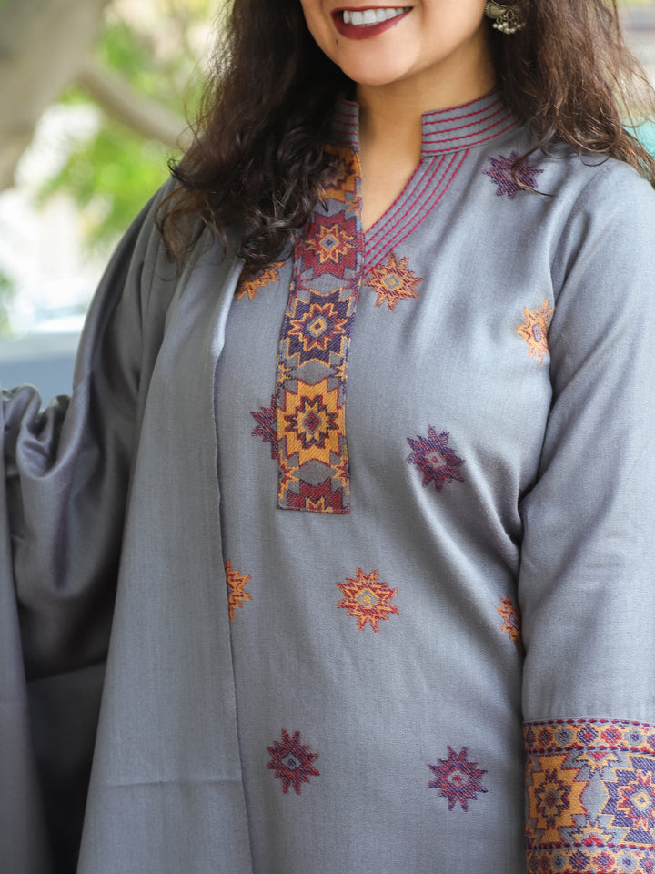 श्रीजा Slate Grey Ban Collar Kullu Thread Weaved Semi Pashmina Winter 3 Piece Set