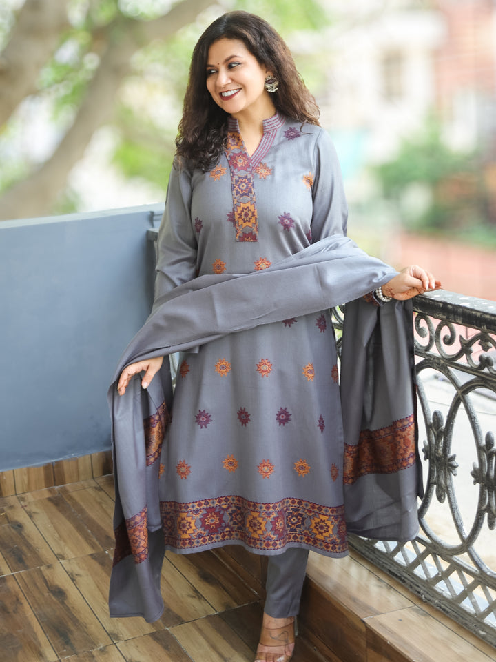 श्रीजा Slate Grey Ban Collar Kullu Thread Weaved Semi Pashmina Winter 3 Piece Set