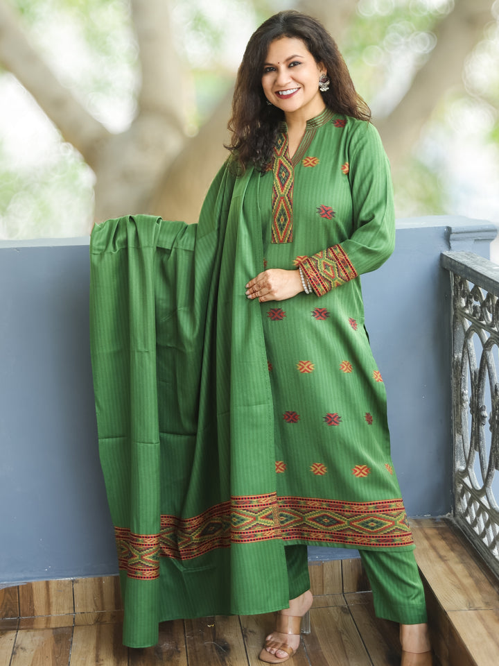 श्रीजा Pine Green Ban Collar Kullu Thread Weaved Semi Pashmina Winter 3 Piece Set
