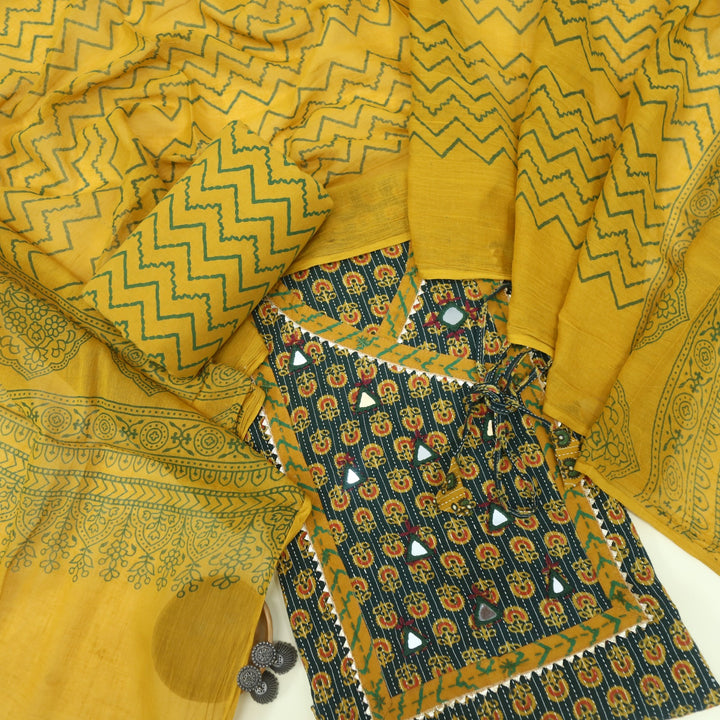 Ruhani Hunter Green Angrakha Cotton Top With Cotton Dupatta