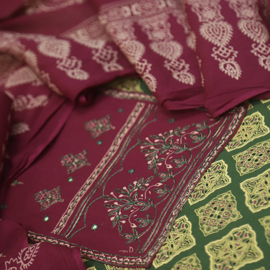 Sanak Leaf Green Thread Work Neck Ajrak Printed Cotton Suit Set