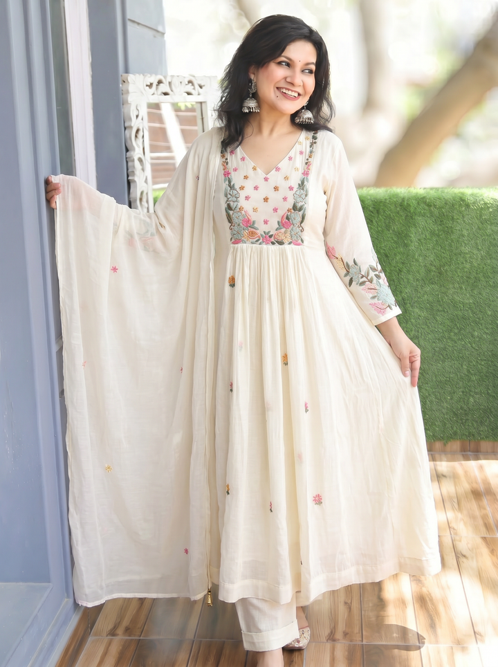 Vrinda Shell White Kolkata Hand Embroidered Set