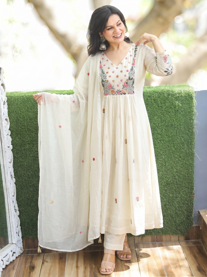 Vrinda Shell White Kolkata Hand Embroidered Set