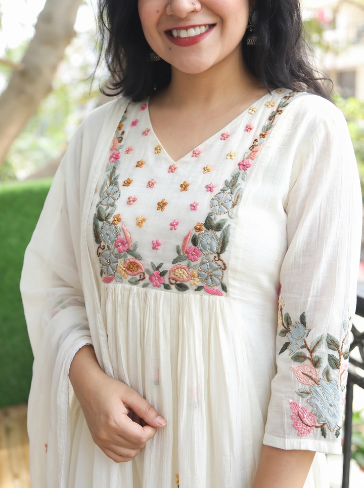 Vrinda Shell White Kolkata Hand Embroidered Set
