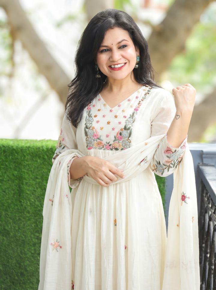 Vrinda Shell White Kolkata Hand Embroidered Set