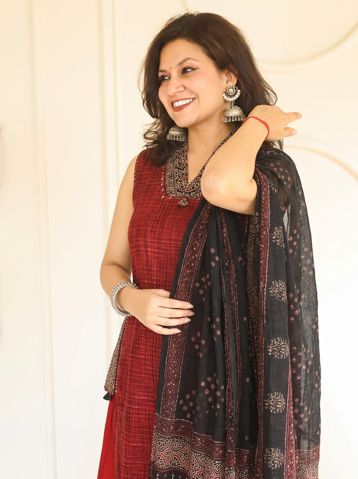 Shambhavi Barn Maroon V Neck Brush Painted 3 Piece Set